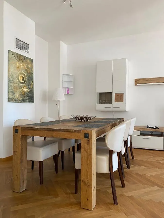 Grosszuegiges Apartment Mit Blick Zur Frauenkirche Dresden Germany